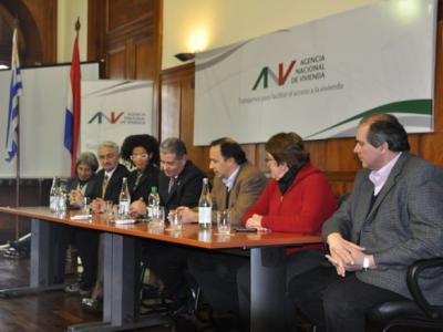 De izq. a derecha: Por ANC, Cra. Nancy Ibarra, Julio César Silveira (director), Ma. Solange Moreira (vicepresidenta), José Luis Juárez (presidente). Por ANV Ec. Carlos Mendive (presidente), A.S. Cristina Fynn (vicepresidenta), Sr. Juan José Bruno (director)