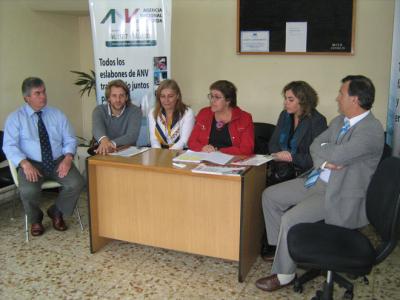 De izquierda a derecha: Sr. Mauricio Casella (Gerente Sucursal ANV Florida), Dr. Marco Pérez (Dpto. de Vivienda de la Intendencia), Dra. Marcela Brignoni (Referente de la Región Sur del MVOTMA), A. S. Cristina Fynn (Vicepresidenta ANV), Dra. Macarena Rubio (Secretaria Gral de la Intendencia de Florida), y Sr. Jorge Queiroz (Gerente Sucursales ANV)