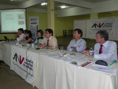 Personal de la Agencia Nacional de Vivienda (ANV). De izquierda a derecha: Germán Lema y Juan Carlos Felmenosi (Departamento de Comercialización), Silvia López y Beatriz Varela (Escribanas de División Notarial), Dr. Daoiz Uriarte (Presidente (i) de la ANV), Jorge Queiroz (Gerente de División Sucursales) y Sergio Guigou (Gerente de Sucursal Mercedes).