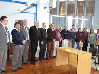 Autoridades de la ANV, el Intendente de Rocha Sr. Artigas Barrios, junto a funcionarios de la Sucursal Rocha y adjudicatarios de las viviendas entregadas.