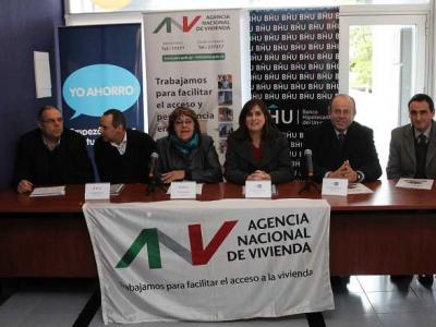 De izquierda a derecha: Arq. Gerardo Calvar (Gerente de División Mercado Inmobiliario), Cr. Gustavo Marton (Gerente General ANV), A. S. Cristina Fynn (Presidenta ANV), Cra. Ana Salveraglio (Presidenta BHU), Ec. Fernando Antía (Vicepresidente BHU) y Ec. Guzmán Elola (Gerente General BHU)