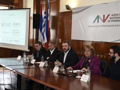 De izquierda a derecha: Arq. Walter Stolarsky (Director ANV), Arq. Francisco Beltrame (Ministro de Vivienda), Ec. Mario Bergara (Ministro de Economía), A.S. Cristina Fynn (Presidenta ANV) y Ec. Claudio Fernández Caetano (Vicepresidente ANV).