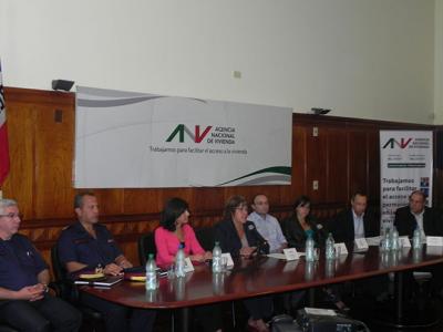 De izquierda a derecha: Representantes de la Dirección Nacional de Bomberos, Arq. Alicia Artigas (representante del Ministerio de Economía y Finanzas), A.S. Cristina Fynn (Presidenta ANV), Carlos Varela (Alcalde del Municipio B), Patricia Roland (representante de la Intendencia de Montevideo), Cr. Gustavo Marton (Gerente General ANV) y Arq.Gerardo Calvar (Gerente de División Mercado Inmobiliario ANV).