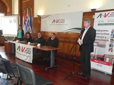 De izquierda a derecha: Pilar Terán (Mercado Inmobiliario), Esc. Silvia López (División Notarial), Ec. Daniel Nión (Gerente de Área Financiamiento y Mercado Inmobiliario), Arq. Gerardo Calvar (Gerente de División Mercado Inmobiliario) y Juan Carlos Felmenosi (Jefe de Departamento de Comercialización).