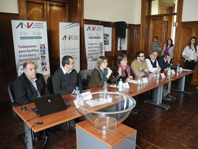 De izquierda a derecha: Arq. Gerardo Calvar (Gerente de División Mercado Inmobiliario), Ec. Daniel Nión (Gerente de Área Financiamiento y Mercado Inmobiliario), Sandra Nedov (Alcaldesa del Municipio D), A. S. Cristina Fynn (Presidenta ANV), Ec. Claudio Fernández Caetano (Vicepresidente ANV), Juan José Bruno (Director ANV) y Cr. Gustavo Marton (Gerente General ANV).