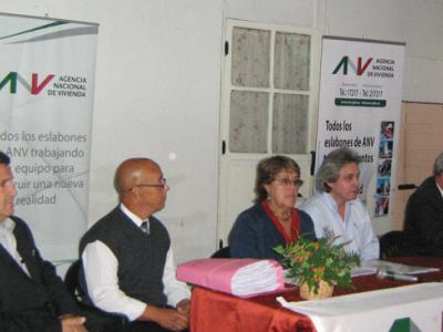 De izquierda a derecha: Sr. Jorge Queiroz (Gerente de División Sucursales ANV), Sr. José Omar Pose (Gerente de Sucursal Nueva Helvecia), A.S. Cristina Fynn (Presidenta ANV), Sr. Darío Brugman (Alcalde Juan Lacaze) y Esc. Supernumerario Álvaro Naviliat.