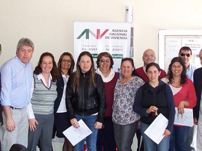 Autoridades de la ANV, junto a adjudicatarios de las viviendas.
