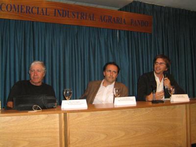 De izquierda a derecha: Arq. Julio Capote (Dir. Gestión Territorial Vivienda y Acondicionamiento Urbano, Intendencia de Canelones), Ec. Carlos Mendive (Presidente ANV), Arq. José Freitas (Dir. Gestión Territorial Vivienda y Acondicionamiento Urbano, Intendencia de Canelones)