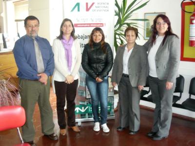 De izquierda a derecha: Sr. Oscar Badaraco (Gerente de la Sucursal Carmelo), Esc. Supernumeraria Laura Parentelli, Adjudicataria Sra. Jeniffer Ethel Chabazza Funez, Sras. Graciela Foti y Rosa Pérez (Dpto. de Comercialización ANV).