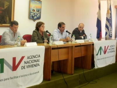 De izquierda a derecha: Sr. Jorge Queiroz (Gerente de Sucursales ANV), A.S. Cristina Fynn (Presidenta ANV), Mtro. Gustavo Salaverry (Secretario General Intendencia Maldonado) y Sr. Liberto Cuello (Oficina Técnica Maldonado ANV).
