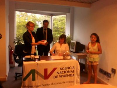 De izquierda a derecha: Esc. Adriana Fernández, Juan Pedro Estefan (Gerente de la Sucursal BHU) y María Solari (Funcionaria ANV).