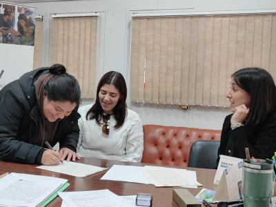 Personas firmando la compra venta