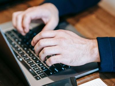 Manos sobre teclado de pc