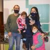 Eduardo, Leslie y sus dos hijas