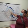 Vecina señalando un punto en el mapa de San José