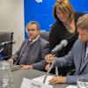Autoridades firmando el acuerdo