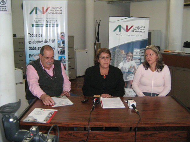 De izquierda a derecha: Sr. Ramón Da Silva (Secretario General de la Intendencia de Treinta y Tres), A. S. Cristina Fynn (Vicepresidenta de la ANV) y Sra. Mirta Abreu (Gerenta de Sucursal Treinta y Tres ANV), .