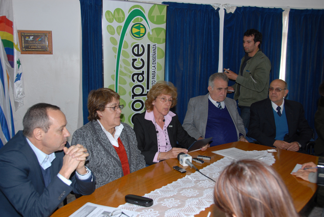  De izquierda a derecha: Cr. Gustavo Marton (Gerente General ANV), A. S. Cristina Fynn (Vicepresidenta ANV) y autoridades de COOPACE.