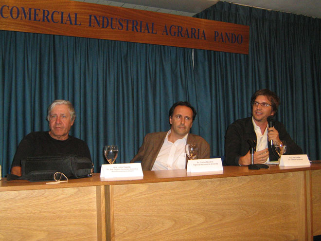 De izquierda a derecha: Arq. Julio Capote (Dir. Gestión Territorial Vivienda y Acondicionamiento Urbano, Intendencia de Canelones), Ec. Carlos Mendive (Presidente ANV), Arq. José Freitas (Dir. Gestión Territorial Vivienda y Acondicionamiento Urbano, Intendencia de Canelones)