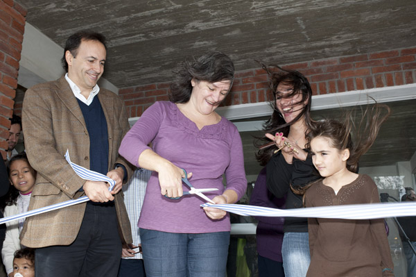 De izquierda a derecha: Ec. Carlos Mendive (presidente ANV), Arq. Graciela Muslera (Ministra de Vivienda) y familia recibiendo su vivienda.