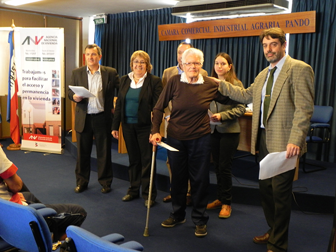 De izquierda a derecha: Jorge Queiroz (Gerente División Sucursales), A.S. Cristina Fynn (Presidenta ANV), Cr. Gustavo Marton (Gerente General), Sra. de Luis Rodríguez Díaz (Familia beneficiaria), Natalia Debra (Sucursal ANV Pando) y Jorge Scordamaglia (Gerente Sucursal ANV Pando).