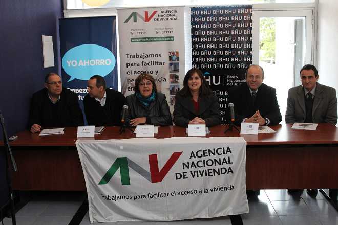 De izquierda a derecha: Arq. Gerardo Calvar (Gerente de División Mercado Inmobiliario), Cr. Gustavo Marton (Gerente General ANV), A. S. Cristina Fynn (Presidenta ANV), Cra. Ana Salveraglio (Presidenta BHU), Ec. Fernando Antía (Vicepresidente BHU) y Ec. Guzmán Elola (Gerente General BHU)