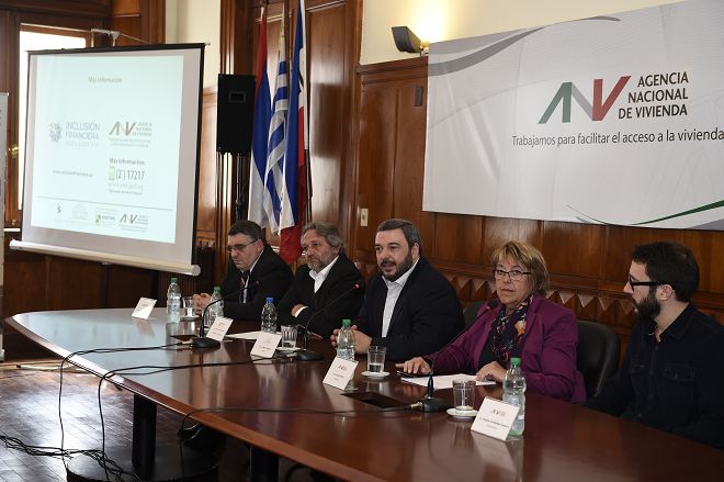 De izquierda a derecha: Arq. Walter Stolarsky (Director ANV), Arq. Francisco Beltrame (Ministro de Vivienda), Ec. Mario Bergara (Ministro de Economía), A.S. Cristina Fynn (Presidenta ANV) y Ec. Claudio Fernández Caetano (Vicepresidente ANV).