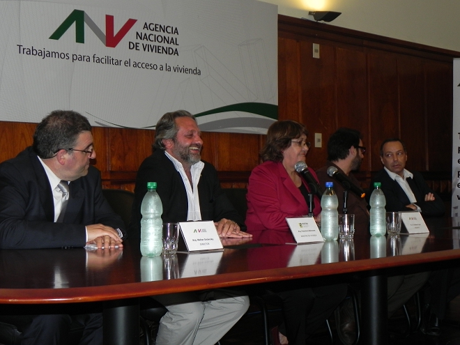 De izquierda a derecha: Arq. Walter Stolarsky (Director ANV), Arq. Francisco Beltrame (Ministro de Vivienda), A.S. Cristina Fynn (Presidenta ANV), Ec. Claudio Fernández Caetano (Vicepresidente ANV) y Cr. Gustavo Marton (Gerente General ANV).