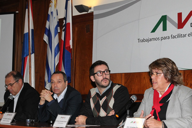 De izquierda a derecha: Arq. Gerardo Calvar (Gerente de División Mercado Inmobiliario ANV), Cr. Gustavo Marton (Gerente General ANV), Ec. Claudio Fernández Caetano (Vicepresidente ANV) y A.S. Cristina Fynn (Presidenta ANV).