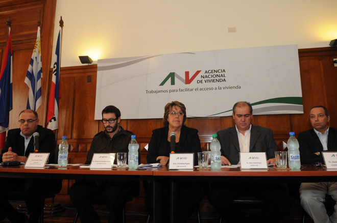 De izquierda a derecha: Arq. Gerardo Calvar (Gerente División Mercado Inmobiliario ANV), Ec. Claudio Fernández Caetano (Vicepresidente ANV), A.S. Cristina Fynn (Presidenta ANV), Juan José Bruno (Director ANV) y Cr. Gustavo Marton (Gerente General ANV).