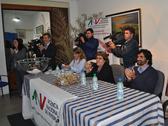 De izquierda a derecha: Mabel Rivero (Dpto. Comercialización), Jorge Queiroz (Gerente División Sucursales ANV), Esc. Natalia Dearmas, A. S. Cristina Fynn (Presidenta ANV) y Arq. Pablo Guarino (Coordinador Regional Este del MVOTMA).