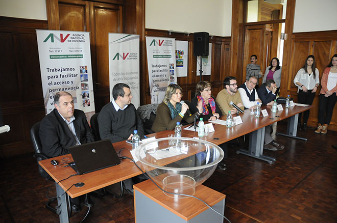 De izquierda a derecha: Arq. Gerardo Calvar (Gerente de División Mercado Inmobiliario), Ec. Daniel Nión (Gerente de Área Financiamiento y Mercado Inmobiliario), Sandra Nedov (Alcaldesa del Municipio D), A. S. Cristina Fynn (Presidenta ANV), Ec. Claudio Fernández Caetano (Vicepresidente ANV), Juan José Bruno (Director ANV) y Cr. Gustavo Marton (Gerente General ANV).