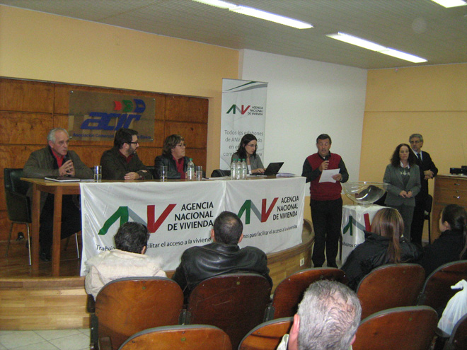 De izquierda a derecha: Ing. Roberto Bettini (Coordinador Regional del MVOTMA), Ec. Claudio Fernández (Vicepresidente ANV), A.S. Cristina Fynn (Presidenta ANV), Andrea Ichazo (Escribana Supernumeraria), Jorge Queiroz (Gerente de División Sucursales ANV), Mabel Rivero (Mercado Inmobiliario ANV) y Carlos Raúl Camps (Sucursales ANV).