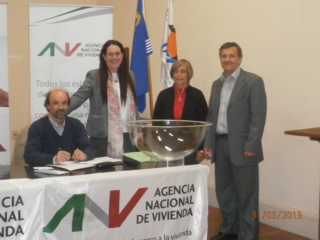 De izquierda a derecha: Eduardo Valsamgiácomo (Esc. Supernumerario), Rosa Pérez (Departamento Comercialización ANV), Sandra María Artegoytía García (adjudicataria de 1 dorm.) y Jorge Queiroz (Gerente de División Sucursales ANV).