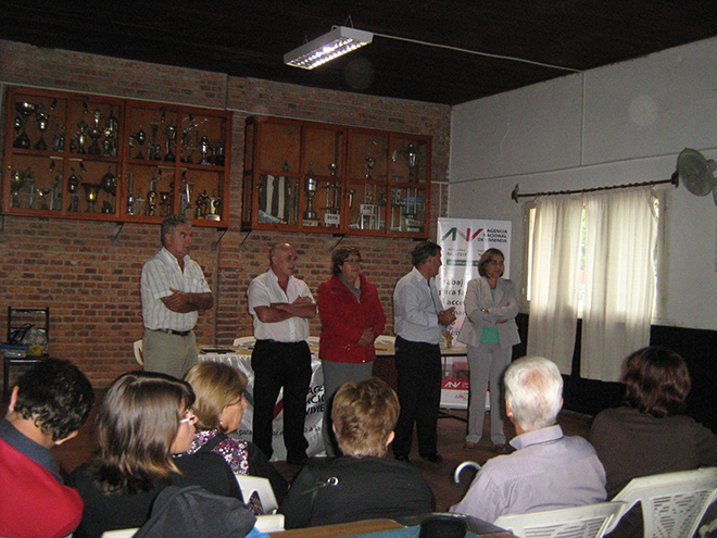 De izquierda a derecha: Arq. Carlos Ríos (Arquitecto Regional), Ing. Agr. Roberto Bettini (Coordinador Regional del MVOTMA), A.S. Cristina Fynn (Presidenta ANV), Jorge Queiroz (Gerente División Sucursales) e Ivana Coitiño (Gerenta Sucursal ANV Paso de los Toros).