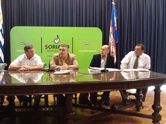 De izquierda a derecha: Guillermo Besozzi (Intendente Soriano), Arq. Walter Stolarsky (Director ANV), Sergio Coore (Asesor del Director ANV) y Oscar Badaracco (Gerente Sucursal ANV Mercedes).