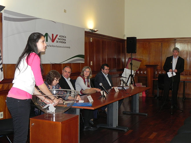 De izquierda a derecha: Camila Salgado (Mercado Inmobibliario), Esc. Beatriz Varela (División Notarial), Arq. Gerardo Calvar (Gerente de División Mercado Inmobiliario), Cra. Laura Morixe (Gerente Comercial del BHU), Ec. Daniel Nión (Gerente de Área Financiamiento y Mercado Inmobiliario) y Juan Carlos Felmenosi (Jefe del Departamento de Comercialización).