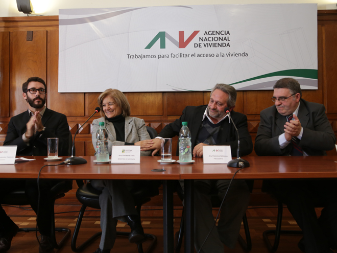 De izquierda a derecha: Ec. Claudio Fernández Caetano (vicepresidente ANV), Arq. Eneida de León (ministra de Vivienda, Ordenamiento Territorial y Medio Ambiente), Arq. Francisco Beltrame (presidente ANV) y Arq. Walter Stolarsky (director ANV)