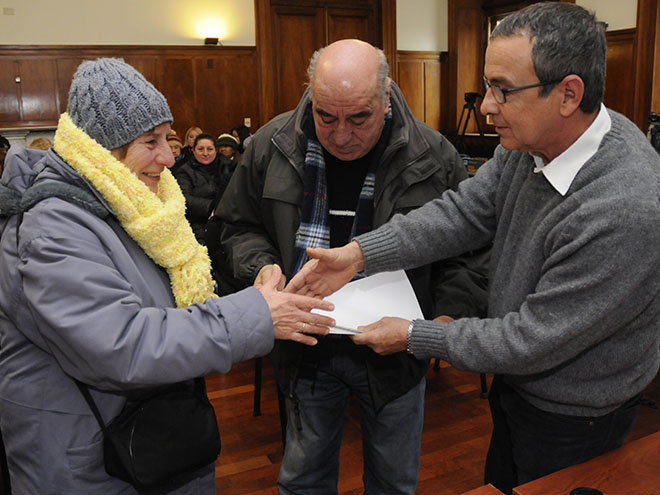 Jaime Teixeira (Administración de Créditos ANV) hace entrega de una carta de pago.