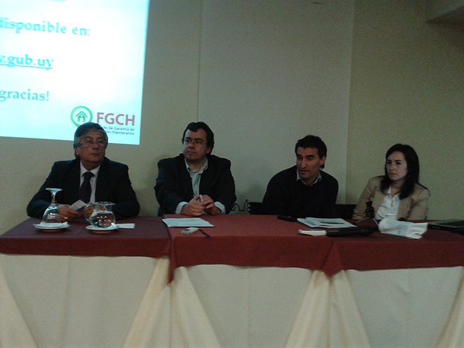 De izquierda a derecha: José Lozano (Presidente de ADIU), Ec. Daniel Nion (Gerente de Área Financiamiento y Mercado Inmobiliario ANV), Ec. Nicolás Ponce de León (Gerente de División Mercado Financiero ANV) y Ec. Adriana Silvera (Jefa de Departamento Gestión de Productos Financieros ANV).
