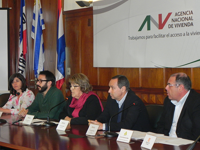 De izquierda a derecha: Arq. Alicia Artigas (representante del Ministerio de Economía y Finanzas), Ec. Claudio Fernández Caetano (Vicepresidente ANV), A.S. Cristina Fynn (Presidenta ANV), Cr. Gustavo Marton (Gerente General ANV) y Arq.Gerardo Calvar (Gerente de División Mercado Inmobiliario ANV).
