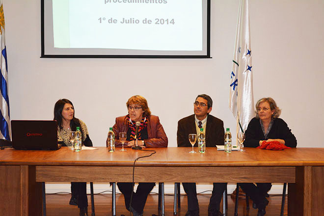 De izquierda a derecha: Lic. Valeria Carabio (Dpto. Trabajo Social), A.S. Cristina Fynn (Presidenta ANV), Arq. Ariel Beltrand (Gerente Área Programas Habitacionales ANV) y Arq. Patricia Petit (Asesora de la Dirección Nacional de Vivienda).