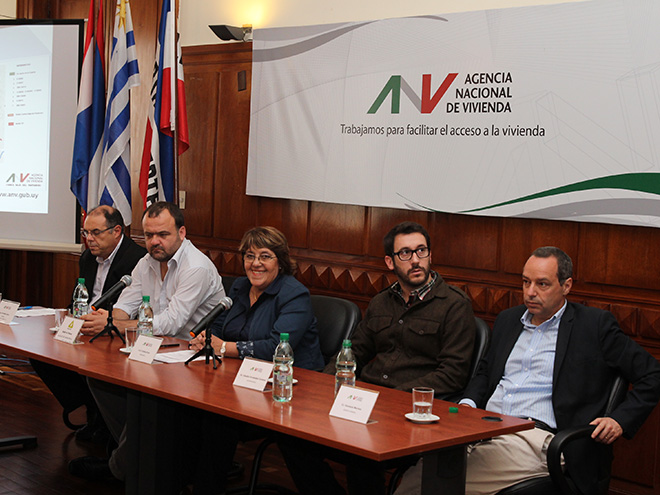De izquierda a derecha: Arq. Gerardo Calvar (Gerente de División Mercado Inmobiliario ANV), Gabriel Otero (Alcalde del Municipio A), A.S. Cristina Fynn (Presidenta ANV), Ec. Claudio Fernández Caetano (Vicepresidente ANV) y Cr. Gustavo Marton (Gerente General ANV).