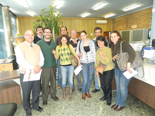 De izquierda a derecha: Liberto Cuello (Coordinador de Red de Sucursales y Oficinas ANV), Gerardo Casella (Encargado de Sucursal ANV Canelones), Ec. Claudio Fernández Caetano (Vicepresidente ANV) y adjudicatarios.
