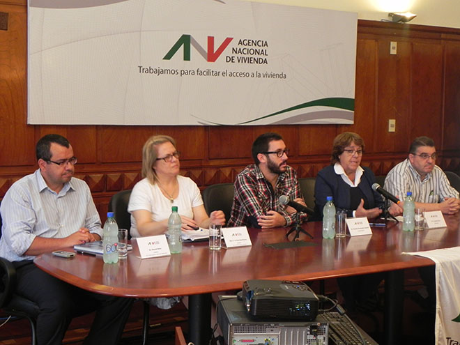 De izquierda a derecha: Ec. Daniel Nión (Gerente de Área Financiamiento y Mercado Inmobiliario), Dra. T.A. Graciela Pintos (Gerenta General Interina), Ec. Claudio Fernández Caetano (Vicepresidente ANV), A.S. Cristina Fynn (Presidenta ANV) y Arq. Walter Stolarsky (Director ANV) .