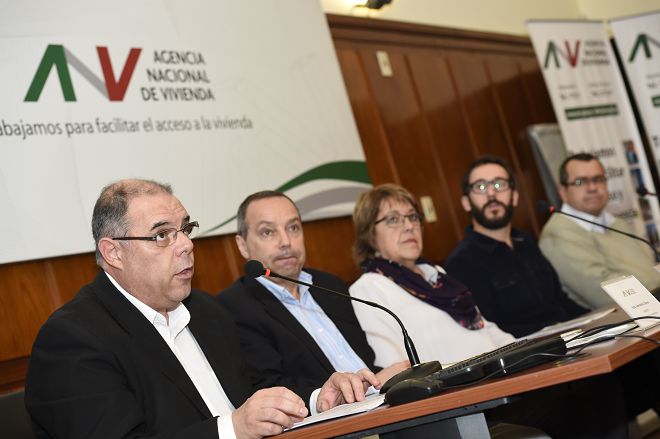 De izquierda a derecha: Arq. Gerardo Calvar (Gerente de División Mercado Inmobiliario ANV), Cr. Gustavo Marton (Gerente General ANV), A.S. Cristina Fynn (Presidenta ANV), Ec. Claudio Fernández Caetano (Vicepresidente ANV) y Ec. Daniel Nion (Gerente de Área Financiamiento y Mercado Inmobiliario).