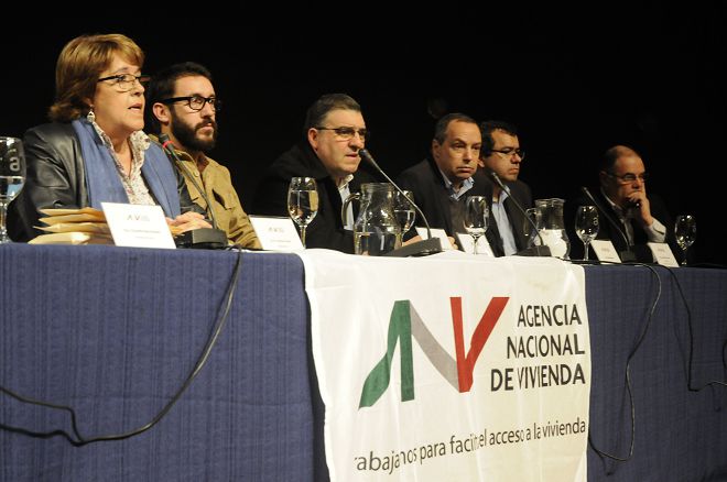 De izquierda a derecha: A.S. Cristina Fynn (Presidenta ANV), Ec. Claudio Fernández Caetano (Vicepresidente ANV), Arq. Walter Stolarsky (Director ANV), Cr. Gustavo Marton (Gerente General ANV), Ec. Daniel Nión (Gerente de Área Financiamiento y Arq. Gerardo Calvar (Gerente de División Mercado Inmobiliario).