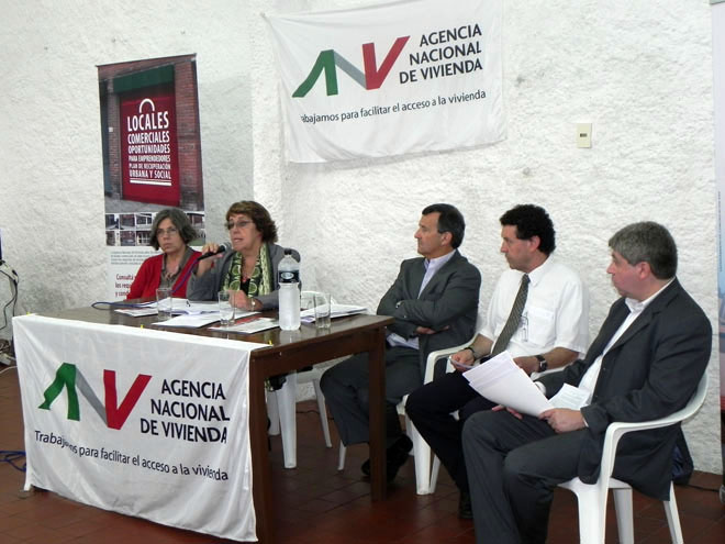 De izquierda a derecha: Dana Dellepiane (Cooordinadora territorial MVOTMA), A.S. Cristina Fynn (Presidente ANV), Jorge Queiroz (Gerente de Sucursales ANV), Alberto Aguiar (Gerente de Sucursal Canelones ANV), Juan Carlos Felmenosi (Jefe del Departamento de Comercialización ANV).