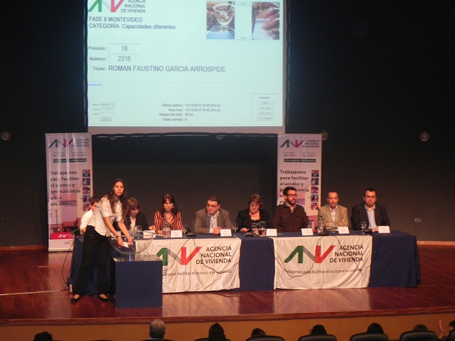 De izquierda a derecha: A/P Germán Ceriani (División Sistemas ANV), Sabrina Yanque (Mercado Inmobiliario), Esc. Beatriz Varela y Esc. Silvia Lopez (Notarial ANV), Arq. Walter Stolarsky (Director ANV), A.S. Cristina Fynn (Presidenta ANV), Ec. Claudio Fernadez Caetano (Vicepresidente ANV), Cr. Gustavo Marton (Gerente General ANV) y Ec. Daniel Nión (Gerente de Área Financiamiento y Mercado Inmobiliario)