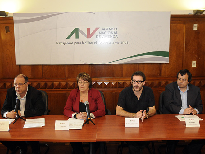 De izquierda a derecha: Arq. Gerardo Calvar (Gerente de División Mercado Inmobiliario ANV), A.S. Cristina Fynn (Presidenta ANV), Ec. Claudio Fernández Caetano (Vicepresidente ANV) y Ec. Daniel Nion (Gerente de Área Financiamiento y Mercado Inmobiliario).